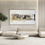 Abstracción Tectónica en Tonos Neutros para Interiores Robustos y Elegantes