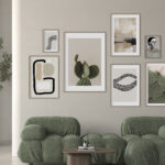 Galería moderna con obras enmarcadas