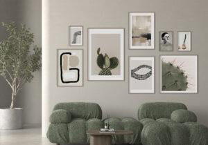 Galería moderna con obras enmarcadas