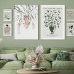 Colección botánica enmarcada en paredes verdes