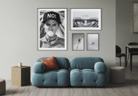 Salón moderno con marcos artísticos