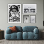 Salón moderno con marcos artísticos