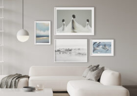 Salón minimalista con arte enmarcado