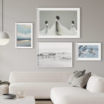 Salón minimalista con arte enmarcado