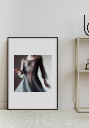 Retrato Abstracto con Vestido Liviano en Movimiento