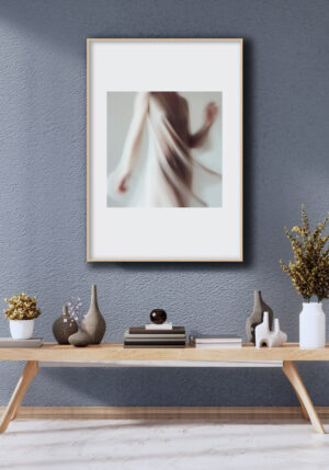 Figura Abstracta y Borrosa en Movimiento