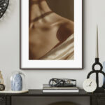 Luz Suave sobre Clavícula Elegante