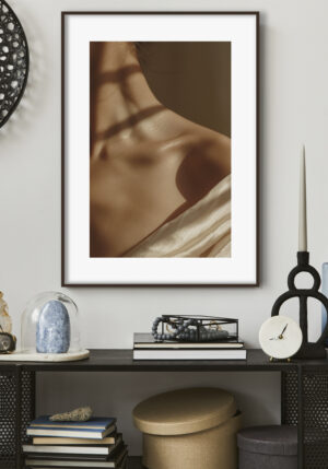 Luz Suave sobre Clavícula Elegante