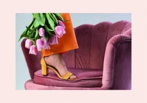 Tulipanes de Primavera y Silla de Terciopelo