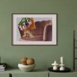 Tulipanes de Primavera y Silla de Terciopelo