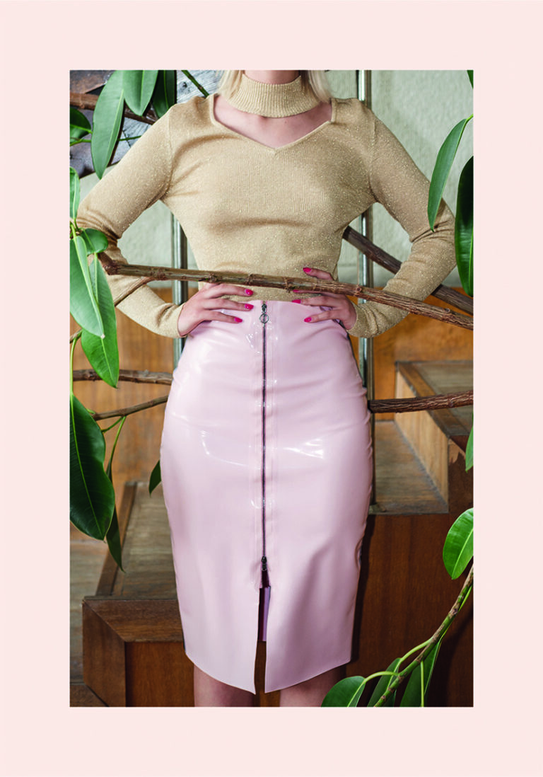 Moda Elegante con Falda Brillante