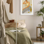 Retrato Minimalista con Toques Amarillos