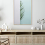 Hoja de Palma Minimalista sobre Fondo Azul