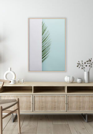 Hoja de Palma Minimalista sobre Fondo Azul