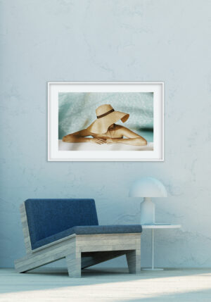 Relajación Junto a la Piscina con Sombrero de Paja