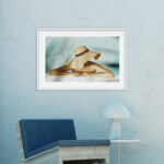 Relajación Junto a la Piscina con Sombrero de Paja