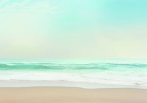 Olas Tranquilas del Mar Bajo Cielo Azul