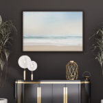 Olas Tranquilas del Mar Bajo Cielo Azul