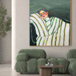 Retrato de Figura Relajada con Rayas Verdes para Interiores Modernos