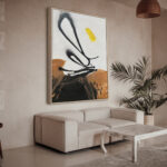 Cuadro abstracto gestual con trazos negros y acento amarillo en sal¢n moderno