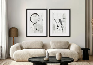 Salón elegante con cuadros abstractos en blanco y negro