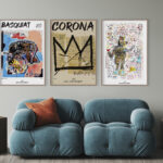 Sofá moderno con composición de arte enmarcado