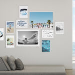 Decoración de pared con láminas costeras enmarcadas