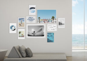 Decoración de pared con láminas costeras enmarcadas