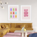 Salón moderno con arte de osos