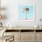 Palmera en Tonos Pastel sobre Cielo Azul