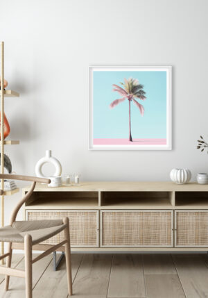 Palmera en Tonos Pastel sobre Cielo Azul