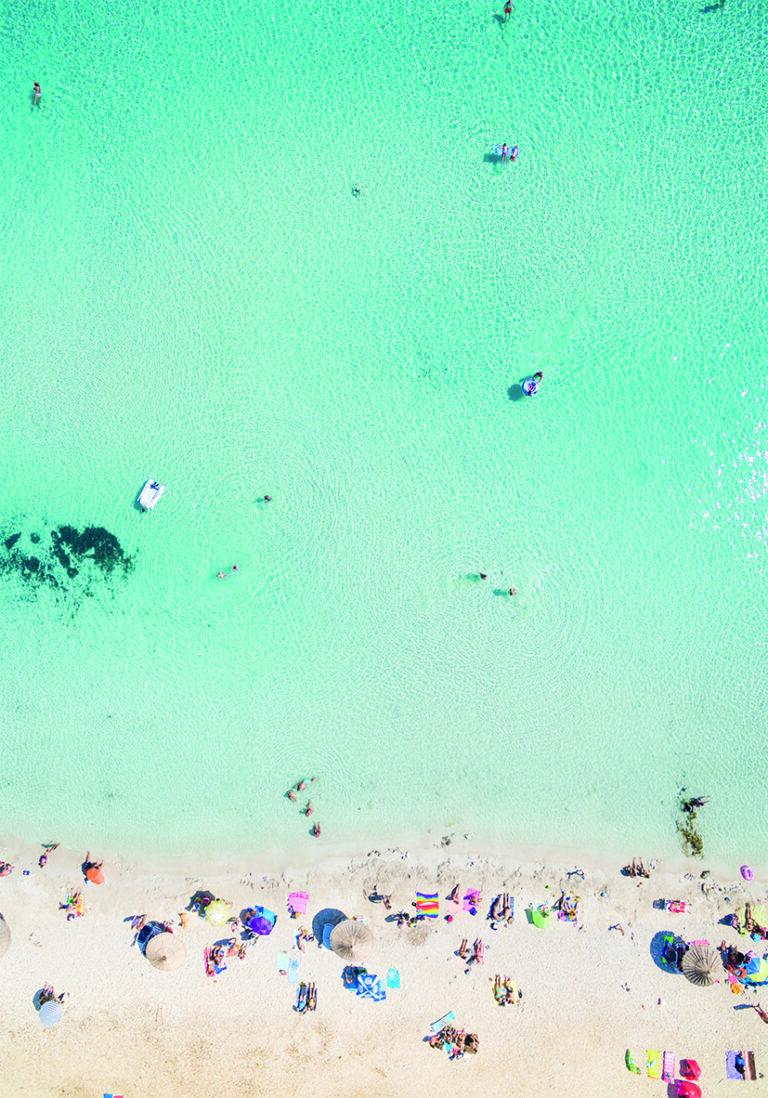 Vista Aérea de Playa con Mar Turquesa