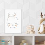 Boceto Animal Minimalista con Detalles en Naranja