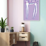 Gato ilustrado con rayas moradas