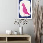 Pájaro rosa en composición artística