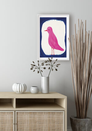 Pájaro rosa en composición artística