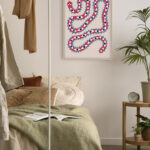 Serpiente decorativa con patrones abstractos