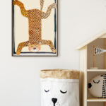 Sol ilustrado con mensaje tipográfico