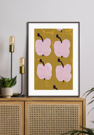 Manzanas rosas sobre fondo amarillo