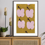 Manzanas rosas sobre fondo amarillo