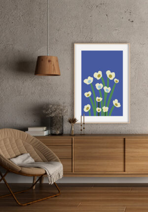 Obra floral estilizada sobre fondo azul