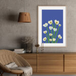 Obra floral estilizada sobre fondo azul