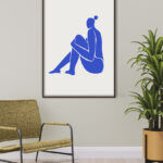 Figura Sentada en Silueta Azul Minimalista