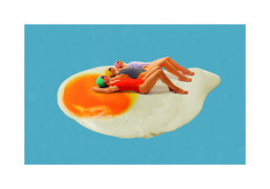 Nadadores Surreales sobre Huevo Frito