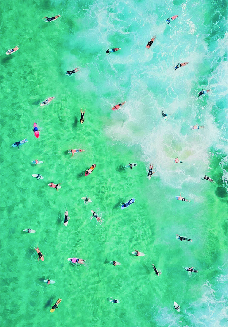 Escena Aérea de Surfistas Recreativos