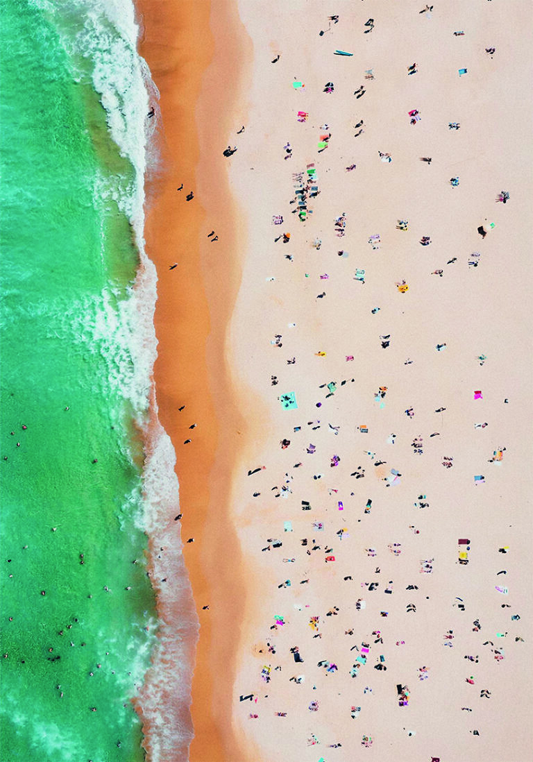 Vista Aérea de Playa con Multitud