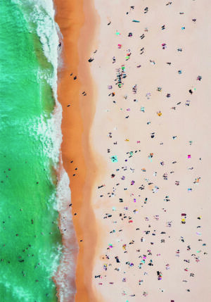 Vista Aérea de Playa con Multitud
