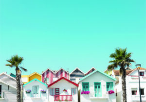 Casas Costeras Coloridas bajo Cielo Despejado