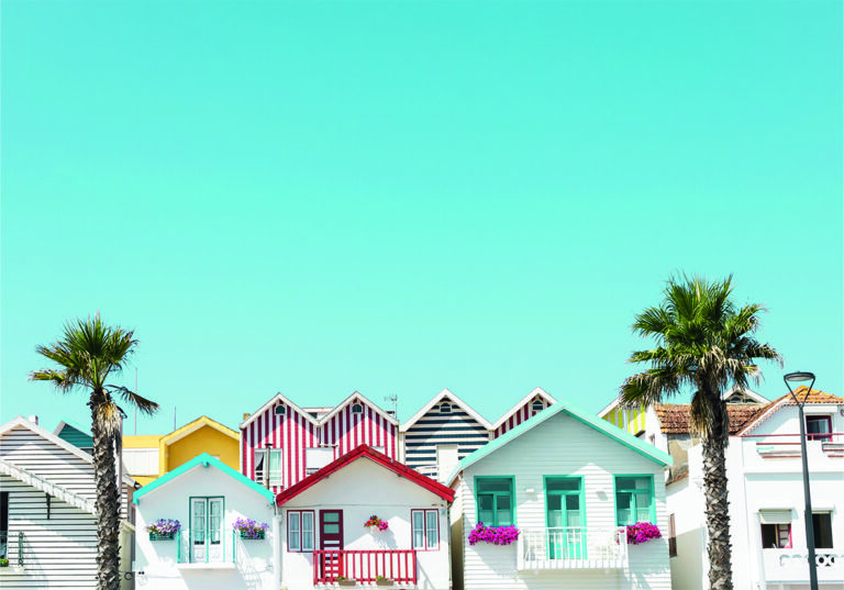 Casas Costeras Coloridas bajo Cielo Despejado