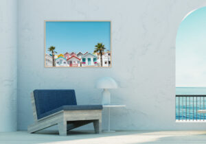 Casas Costeras Coloridas bajo Cielo Despejado